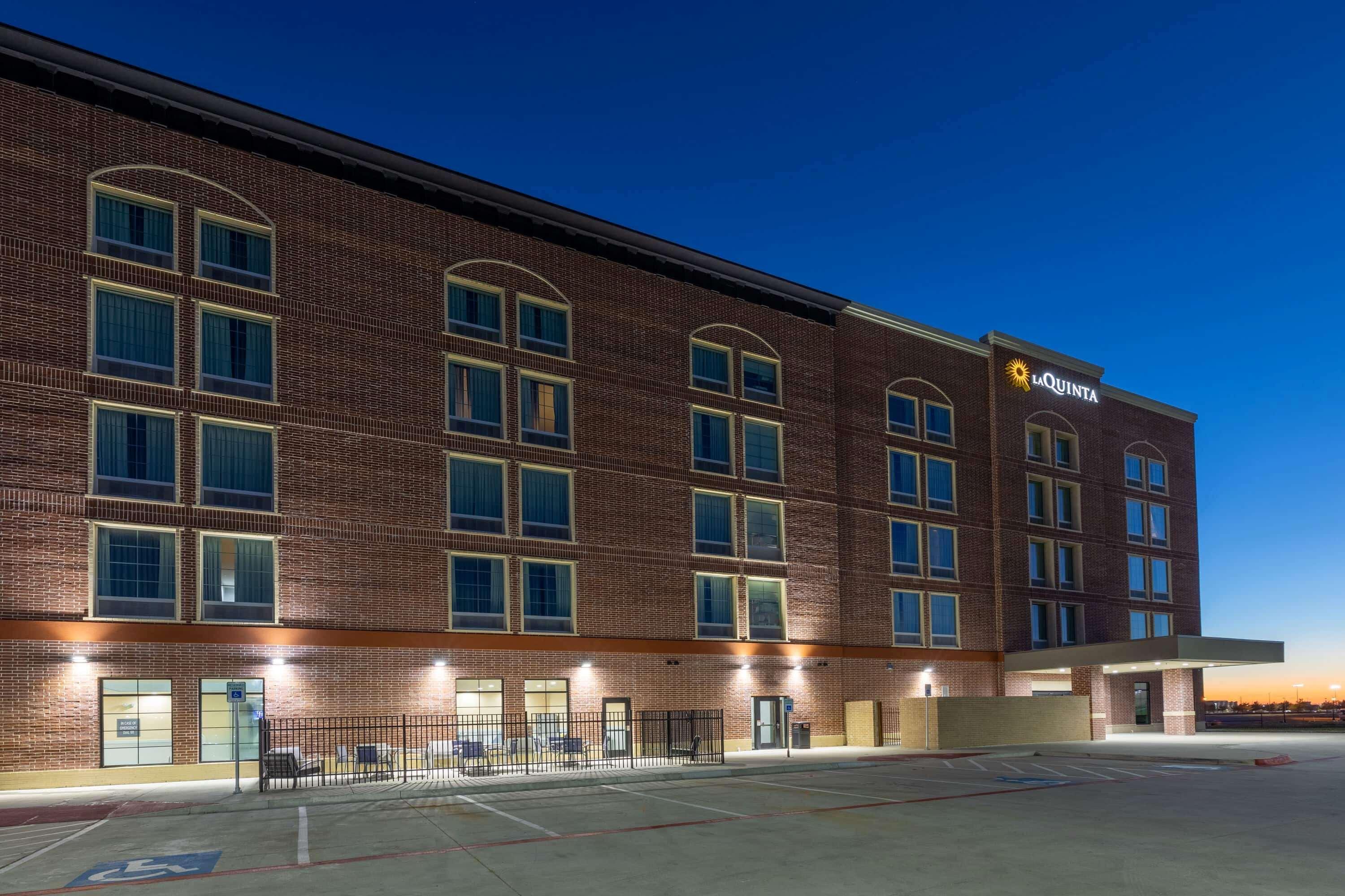 La Quinta Inn & Suites By Wyndham Dallas - Frisco Stadium エクステリア 写真