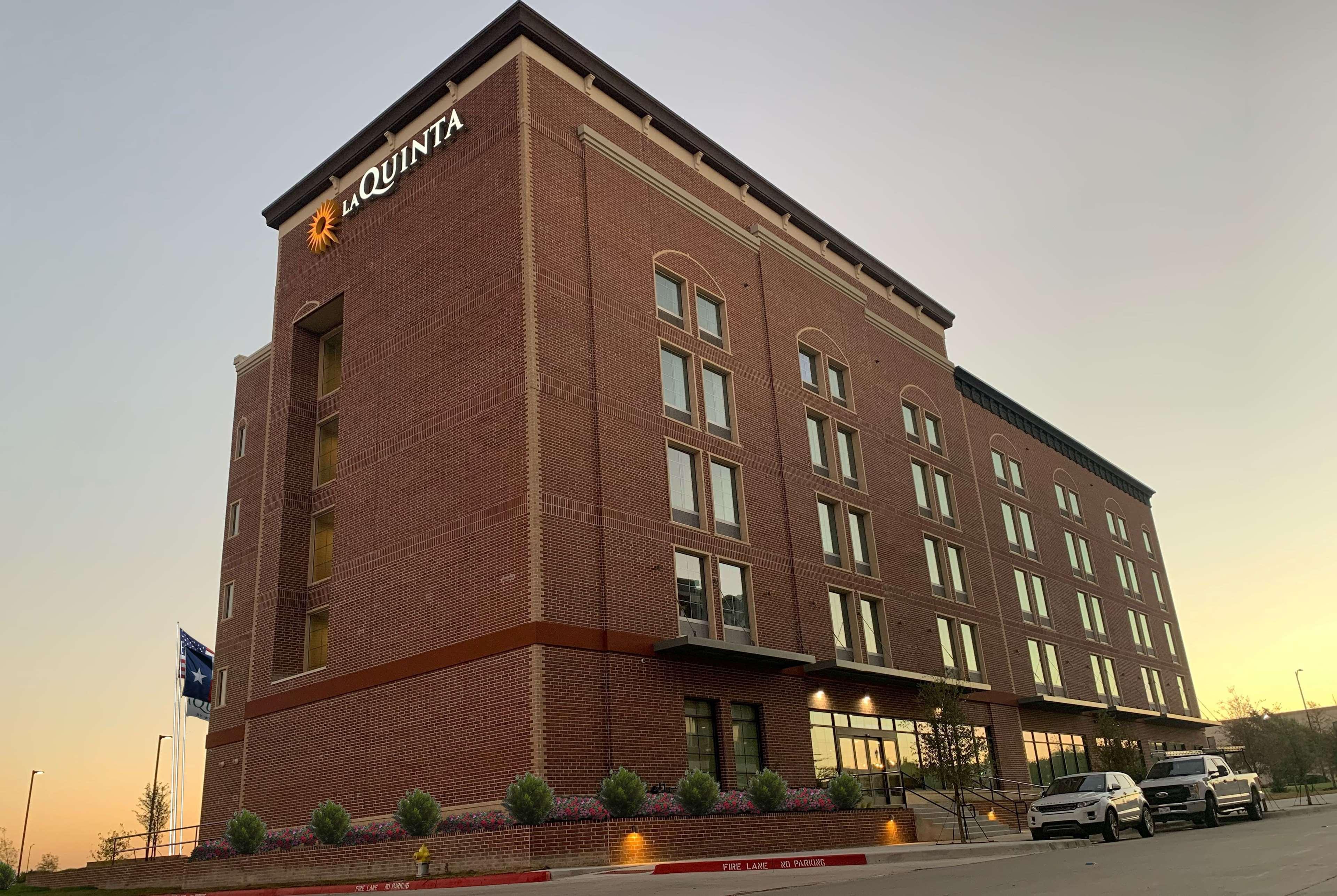 La Quinta Inn & Suites By Wyndham Dallas - Frisco Stadium エクステリア 写真