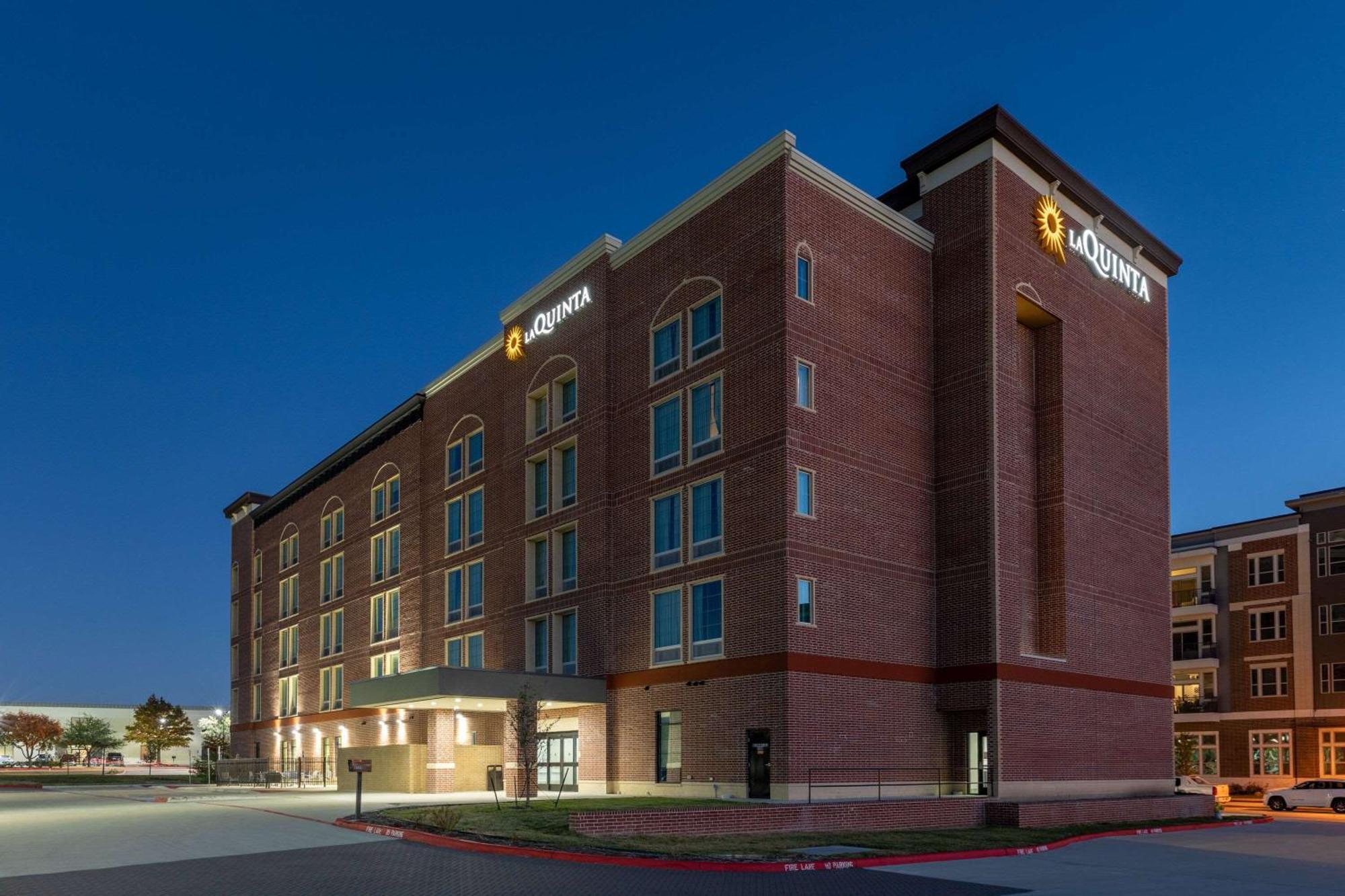 La Quinta Inn & Suites By Wyndham Dallas - Frisco Stadium エクステリア 写真