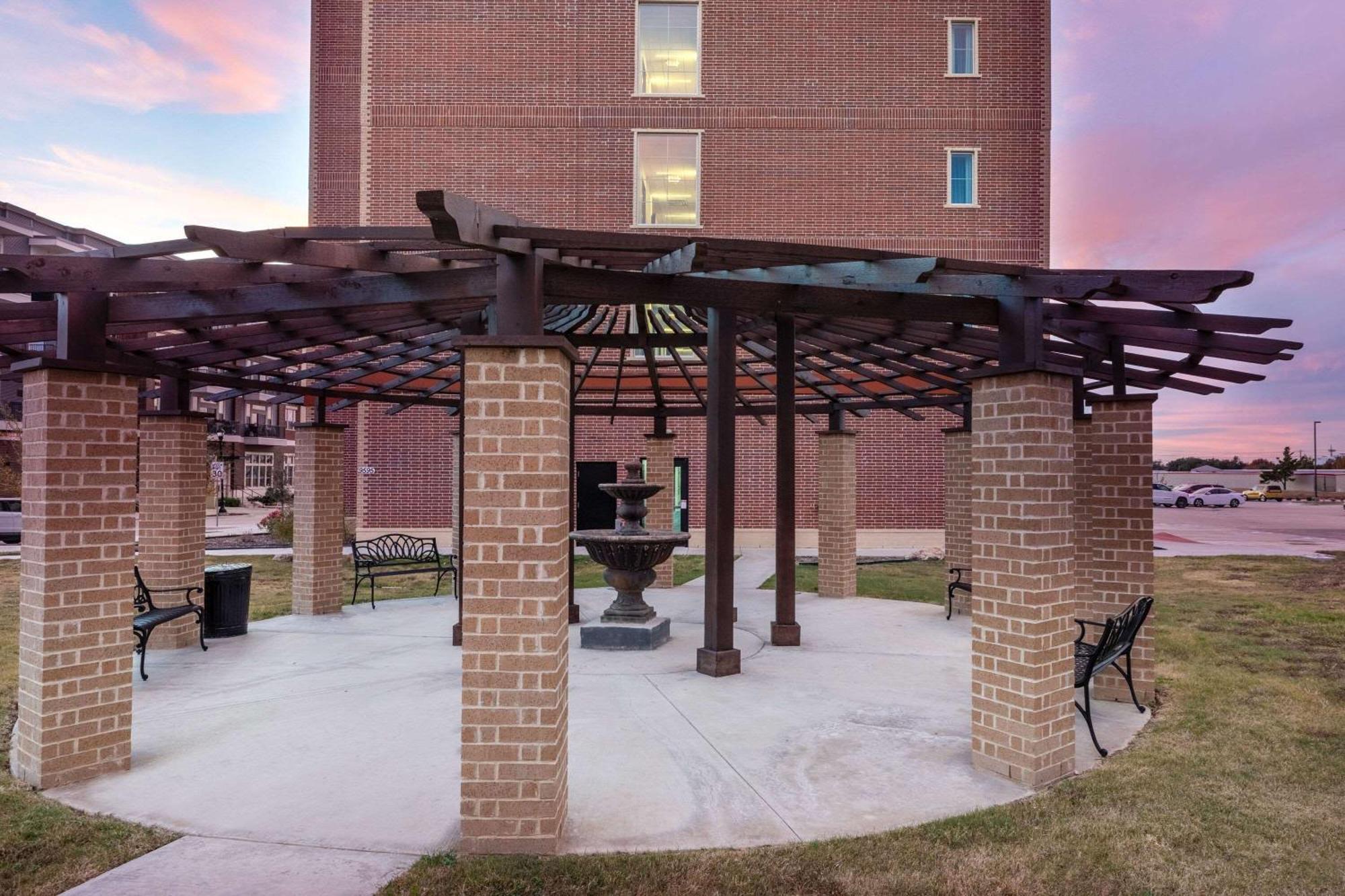 La Quinta Inn & Suites By Wyndham Dallas - Frisco Stadium エクステリア 写真