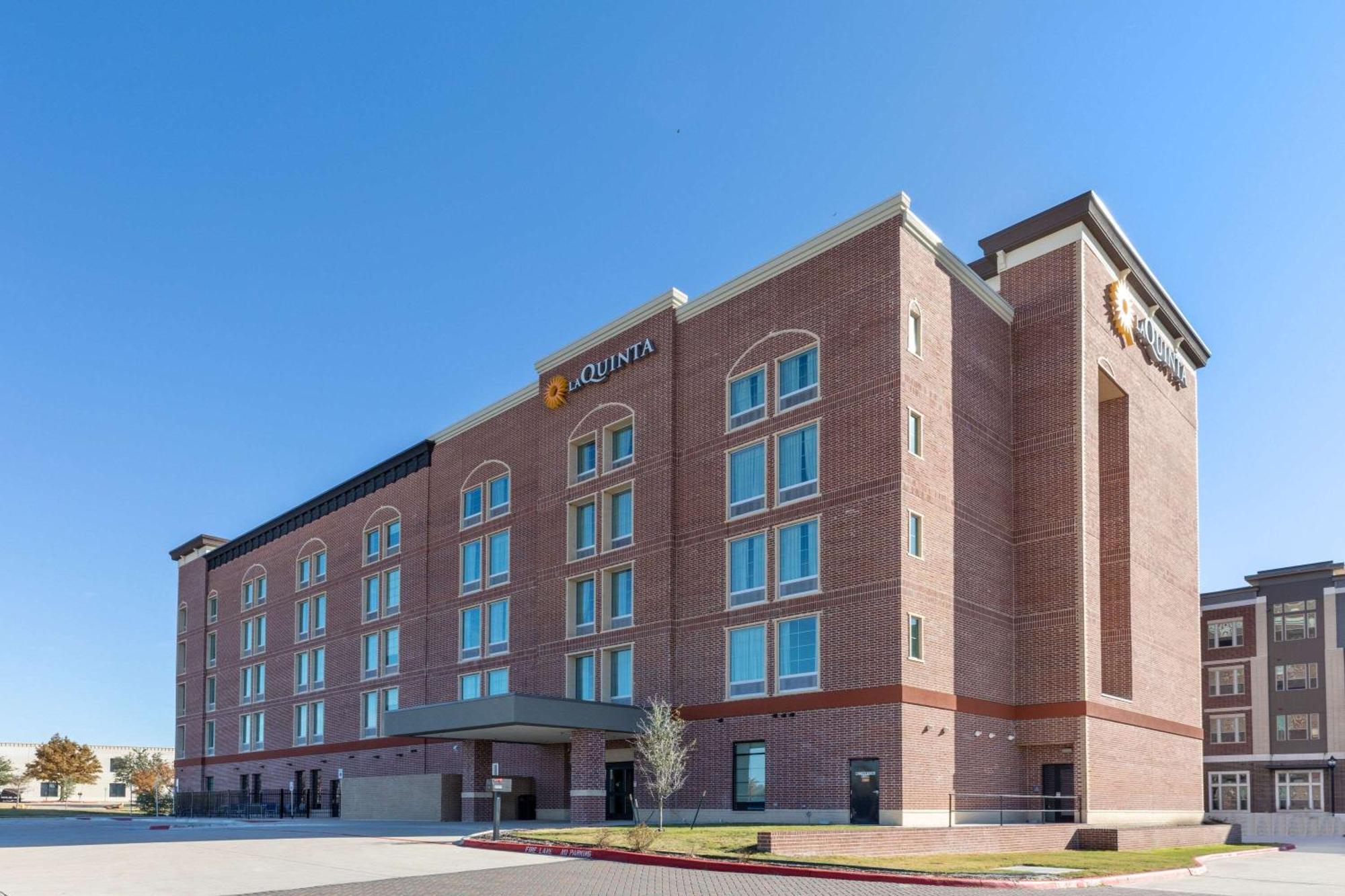 La Quinta Inn & Suites By Wyndham Dallas - Frisco Stadium エクステリア 写真